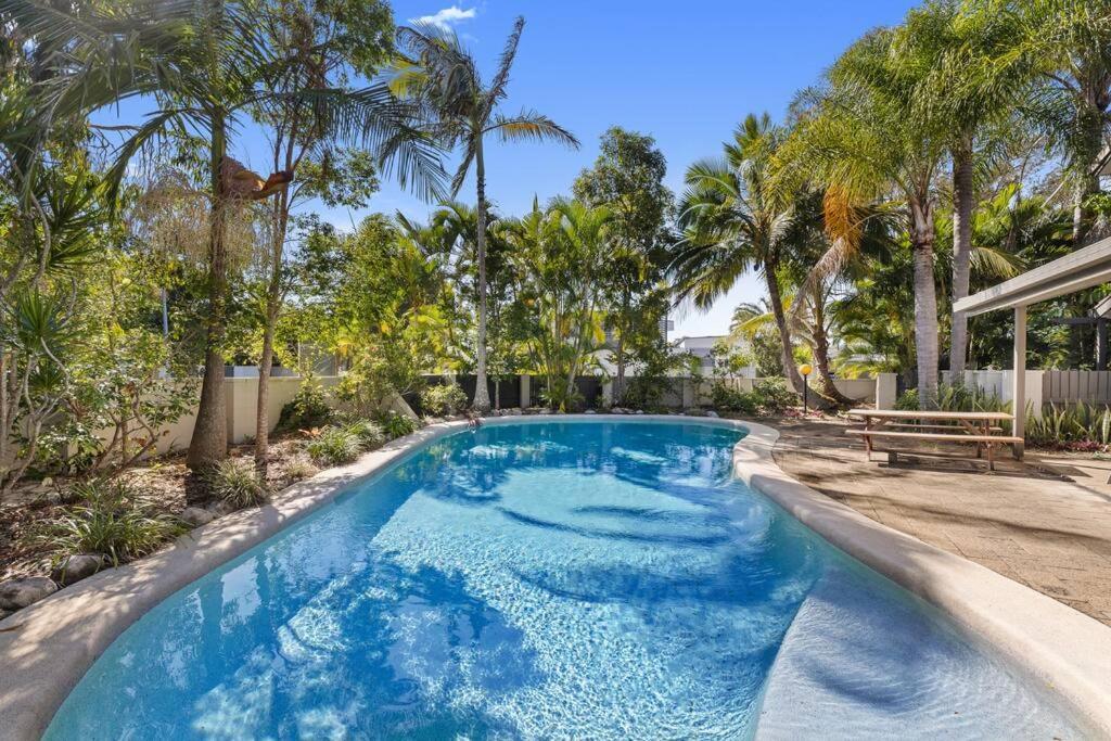 Stylish Townhouse, Private Courtyard Walk To Beach Noosaville Esterno foto