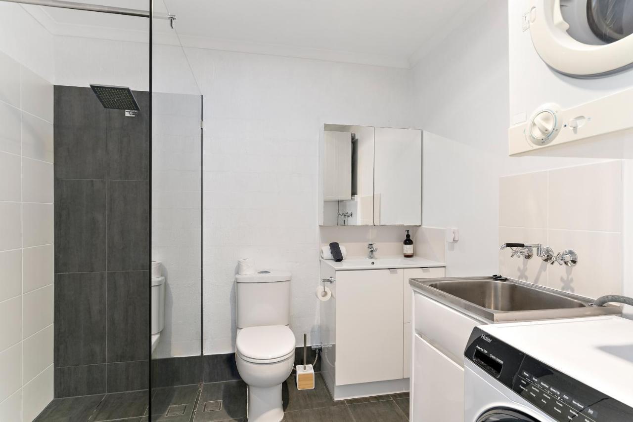 Stylish Townhouse, Private Courtyard Walk To Beach Noosaville Esterno foto