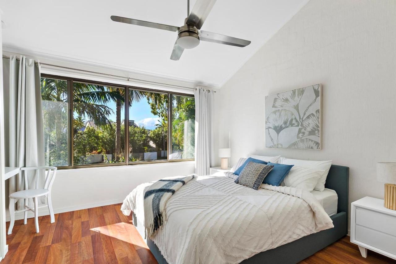 Stylish Townhouse, Private Courtyard Walk To Beach Noosaville Esterno foto