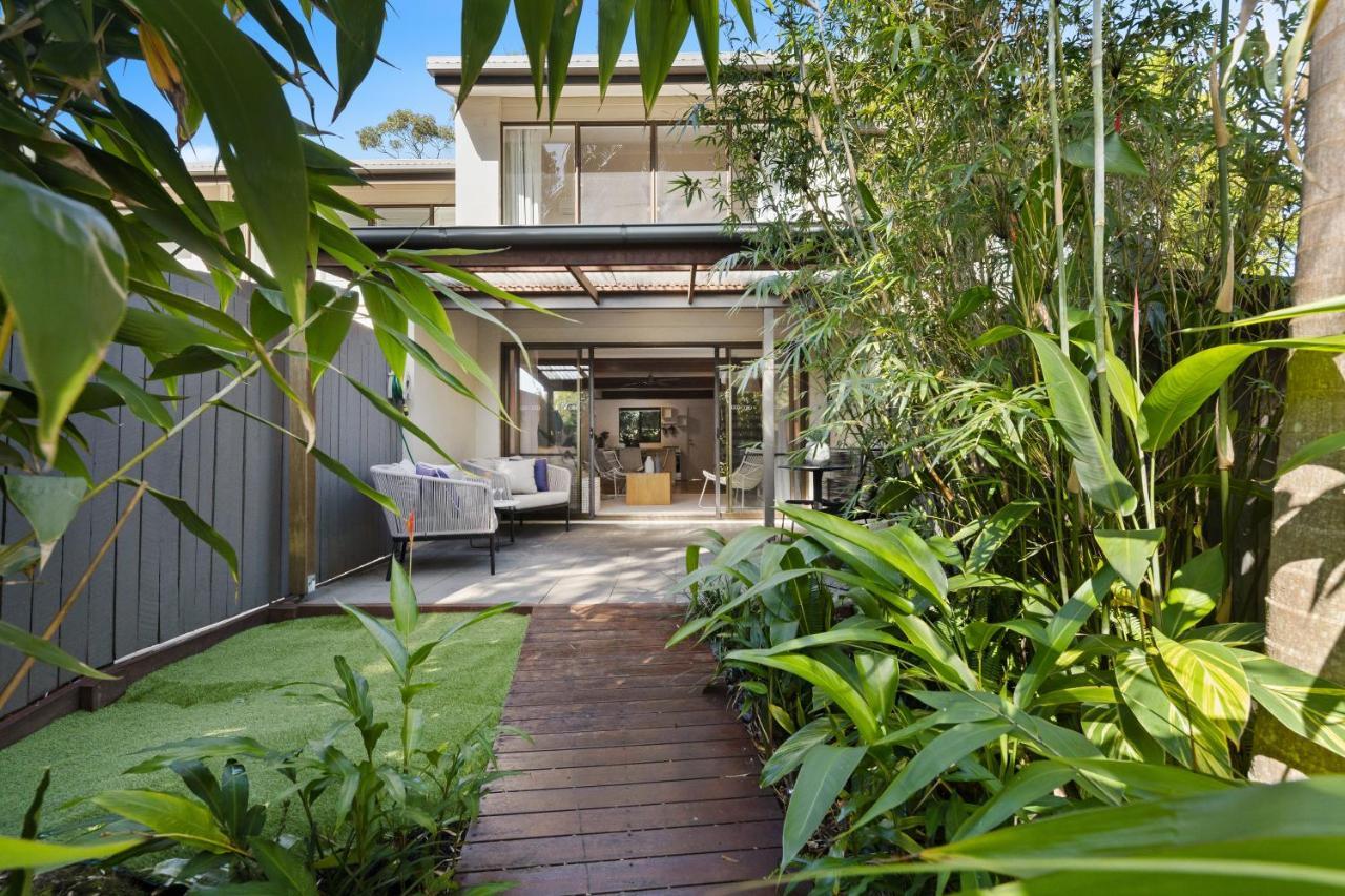 Stylish Townhouse, Private Courtyard Walk To Beach Noosaville Esterno foto