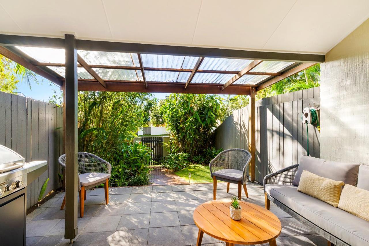 Stylish Townhouse, Private Courtyard Walk To Beach Noosaville Esterno foto
