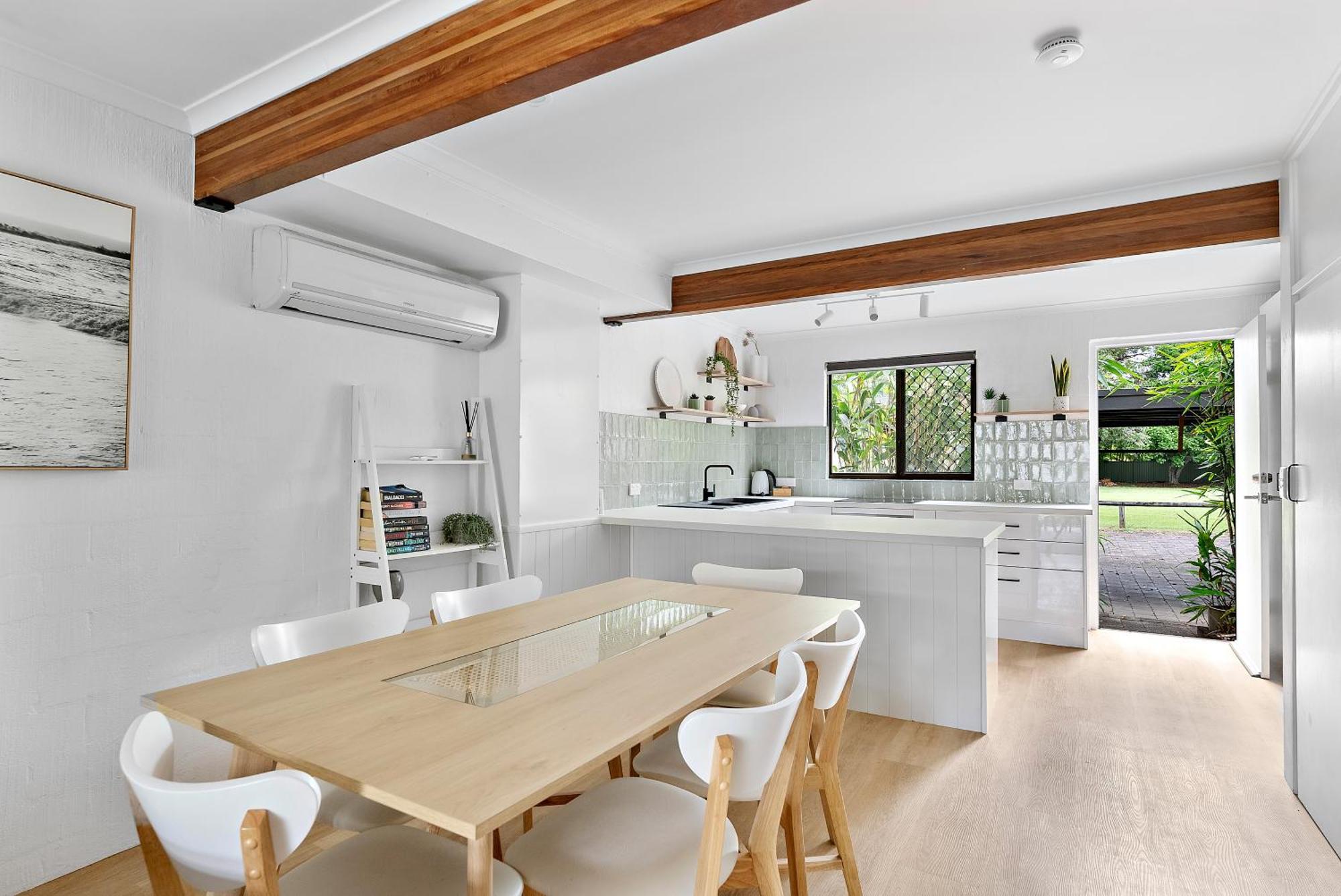 Stylish Townhouse, Private Courtyard Walk To Beach Noosaville Esterno foto